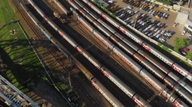 Metropolis 'te bir demiryolu köprüsü inşa ediliyor. Tren yolculukları, manzaralı. Moskova, yaz, gün, helikopterden alındı..
