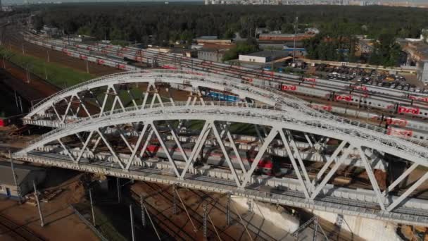 Anläggning av en järnvägsbro i metropolen. Tågturer, ovanifrån. Moskva, sommar, dag, tagen från en helikopter. — Stockvideo