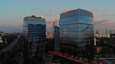 Güzel, cam, modern bina Metropolis 'te. Gündüz, yazın, helikopterden çekilirken.. 