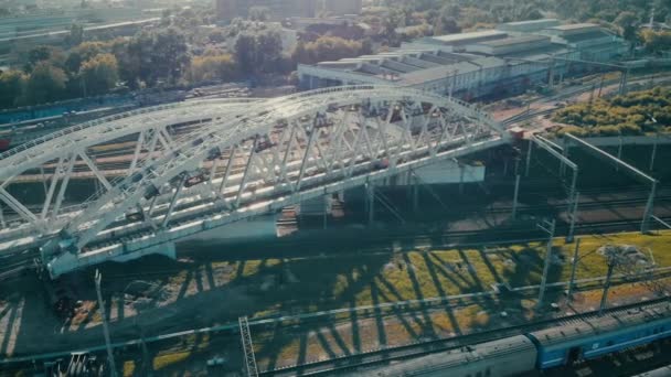 Строительство железнодорожного моста в столице. Поезда, вид сверху. Москва, лето, день, снятый с коптера. — стоковое видео