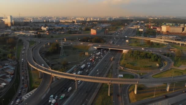 Gran intercambio de transporte en la metrópoli. Moscú carretera de circunvalación. — Vídeo de stock