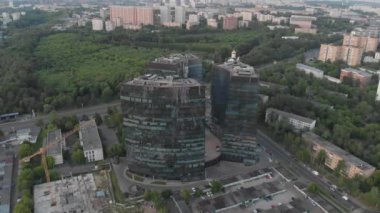 Güzel, cam, modern bina Metropolis 'te. Gündüz, yazın, helikopterden çekilirken.. 