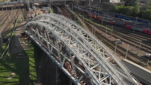 Construcción de un puente ferroviario en la metrópoli. Paseos en tren, vista superior. Moscú, verano, día, tomada de un helicóptero. — Vídeos de Stock