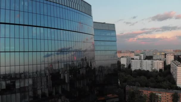 Mooi, glas, modern gebouw in de metropool. Overdag genomen, in de zomer, schietend vanuit een helikopter. — Stockvideo