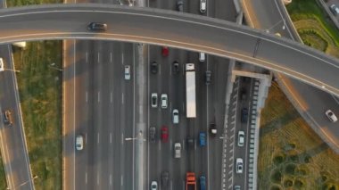 Metropolis 'te büyük bir taşıma kavşağı var. Moskova çevre yolu.