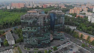 Güzel, cam, modern bina Metropolis 'te. Gündüz, yazın, helikopterden çekilirken.. 