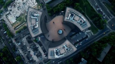 Güzel, cam, modern bina Metropolis 'te. Gündüz, yazın, helikopterden çekilirken.. 