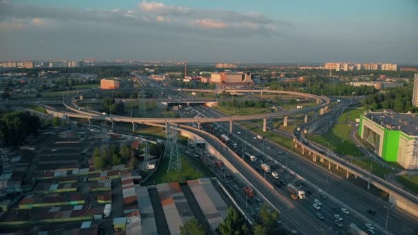 Großer Verkehrsknotenpunkt in der Metropole. Moskauer Umgehungsstraße. — Stockvideo