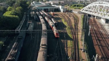 Metropolis 'te bir demiryolu köprüsü inşa ediliyor. Tren yolculukları, manzaralı. Moskova, yaz, gün, helikopterden alındı..