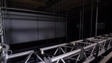 Sinemaya büyük bir plazma ekran yükselir. Arka tarafta, plazma panel aygıtı görünür.. 