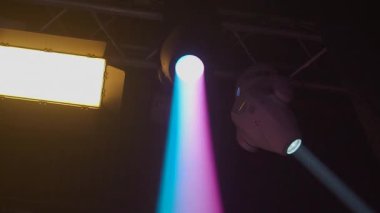 Konser salonundaki ışıklandırma ekipmanlarının aydınlatma başlıklarının işi. İki spot ışığı ve bir lamba..