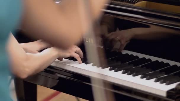 Γυναικεία Χέρια Παίζουν Πιάνο Στο Προσκήνιο Γυναικεία Χέρια Παίζουν Βιολί — Αρχείο Βίντεο