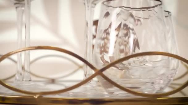 酒用水晶 详细计划 用过的视频 杯子和酒杯在漂亮的托盘上旋转 — 图库视频影像