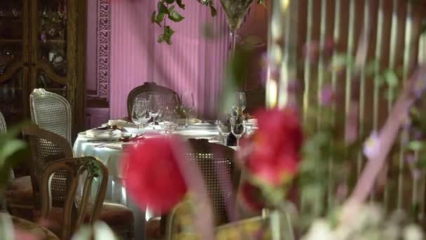 宴会开始前 餐厅里有一张6人的餐桌 大厅里装饰着花 — 图库视频影像