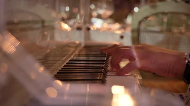 女性の手がレストランでピアノを弾く — ストック動画