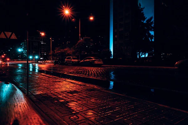 İzmir şehrinin ışıkları ve gölgeleri. Islak asfalta yansıyan yağmur sonrası sokaklar