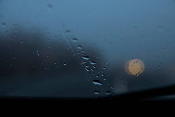 Lichtkegel Und Regentropfen Spiegeln Sich Bei Regenwetter Auf Der Autoscheibe — Stockfoto