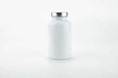 İlaç şişesi beyaz arka planda izole edilmiş..