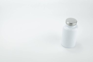 İlaç şişesi beyaz arka planda izole edilmiş..