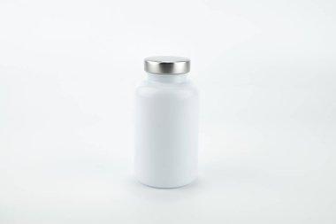 İlaç şişesi beyaz arka planda izole edilmiş..