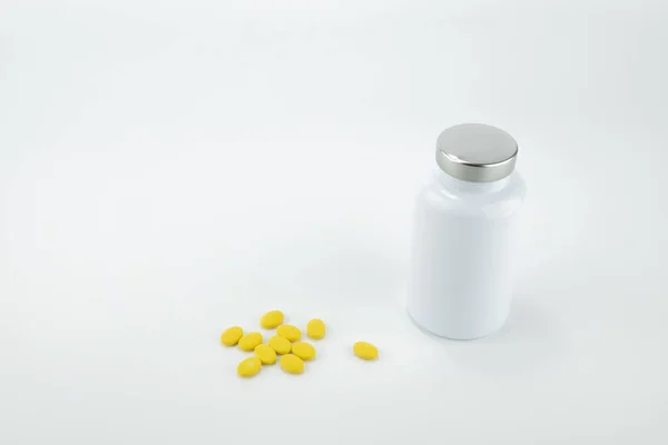 Pillen Flasche Mit Gelben Pillen Isoliert Auf Weißem Hintergrund — Stockfoto