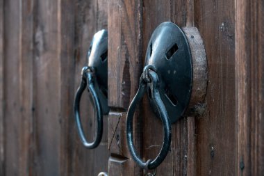 Kaliteli topuzlu ahşap kapı..