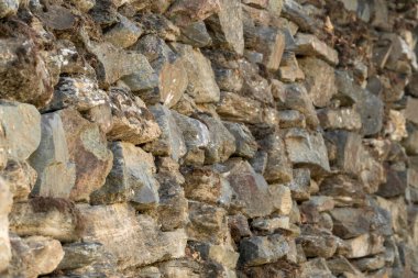 Köyde eski bir taş duvar örülmüş..