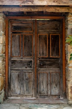 Sirince Seluk 'ta terk edilmiş eski bir evin ahşap kapısı..