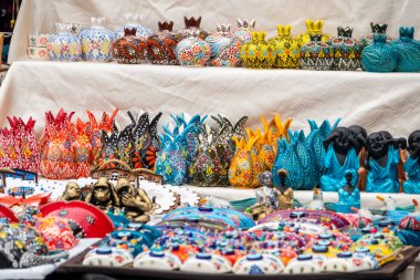 Mağazanın önünde geleneksel el yapımı gaz lambaları, vazolar ve mum tutacakları satılıyor..