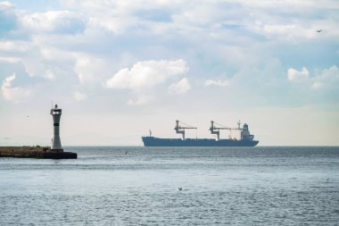 Deniz fenerleri küçük limanın girişinde..