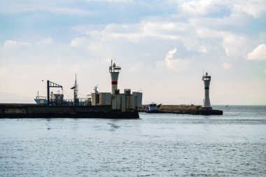 Deniz fenerleri küçük limanın girişinde..