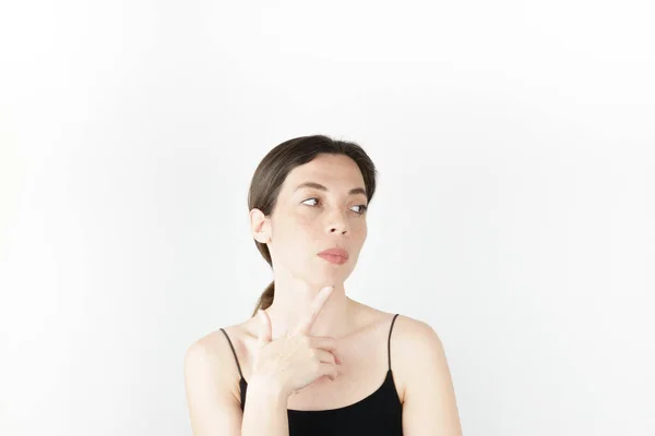 Jovem Bela Mulher Apontando Para Cima Com Dedos Enquanto Pensa — Fotografia de Stock