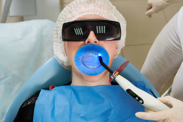 Patienten får tandvård på tandläkarmottagningen med dammskydd av tandgummi — Stockfoto