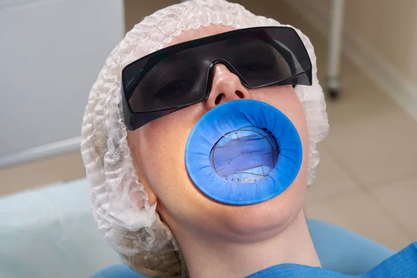 Patienten får tandvård på tandläkarmottagningen med dammskydd av tandgummi — Stockfoto