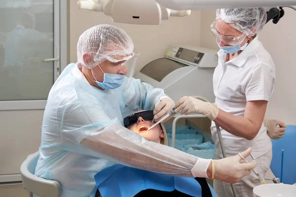 牙医在手术前注射局部麻醉. — 图库照片