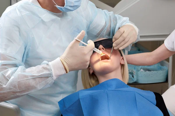 Dentist making local anesthesia shot before surgery. — Stock Photo, Image