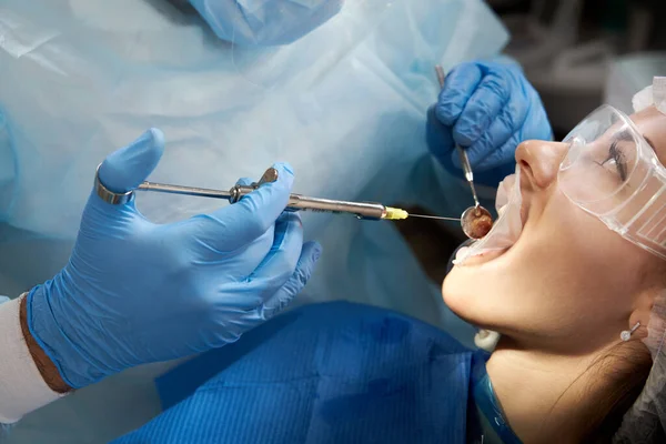 牙医在手术前进行局部麻醉注射。探访牙科诊所的病人 — 图库照片