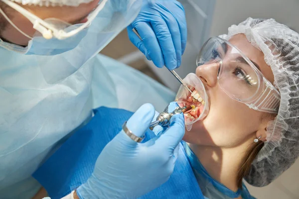 Tandläkare gör lokalbedövning skott före operation. Patientbesök på tandläkarmottagning — Stockfoto