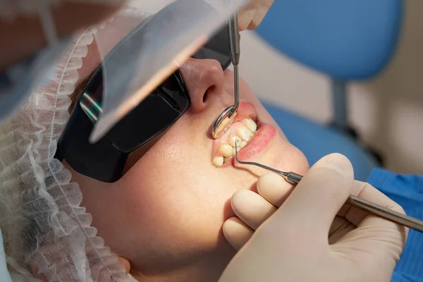 在牙科诊所接受牙齿检查的妇女 — 图库照片