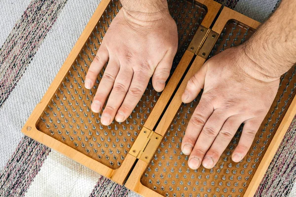 Man vidrör yoga trä sadhu styrelse med vassa naglar — Stockfoto