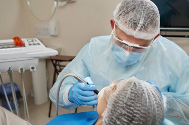 Diş hekimliği yapan diş hekimliği yapan erkek hasta.