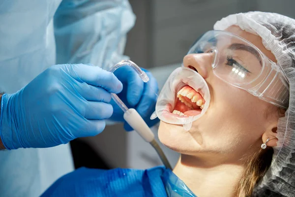 牙科医生在牙科检查中使用唾液喷射器 — 图库照片