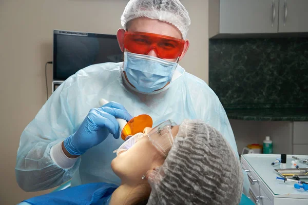 临床应用牙科治疗紫外光的牙科医生操作方法 — 图库照片