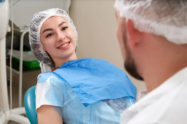 Vrouwelijke patiënt bij de tandarts glimlachend en wachtend om gecontroleerd te worden — Stockfoto