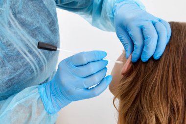 Tıp laboratuarında pamuk tomurcuğuyla kulak kontrolü