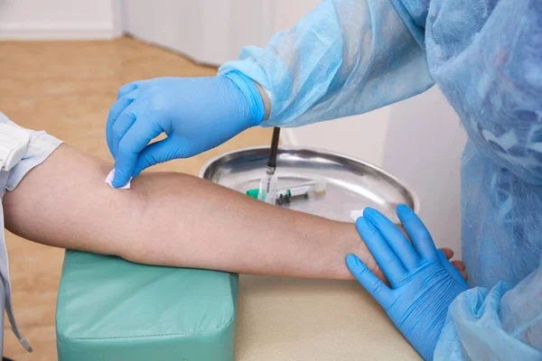 Nurse taking blood sample to make a test in laboratory — Stock Photo, Image