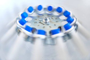 Trombosit zengini plazma hazırlığı. Santrifüjde kan olan tüpler..