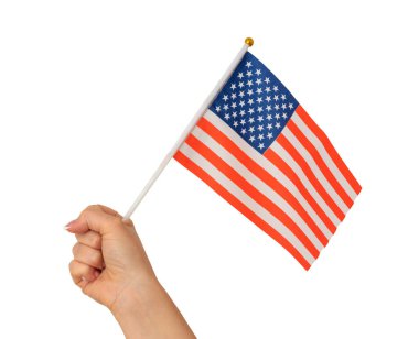 Beyaz arka planda izole edilmiş Amerikan bayrağını tutan kadın.