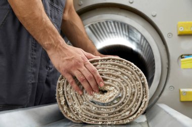 Halı temizleme için kurutma makinesi kullanan bir adam. Profesyonel halı temizleme servisi.