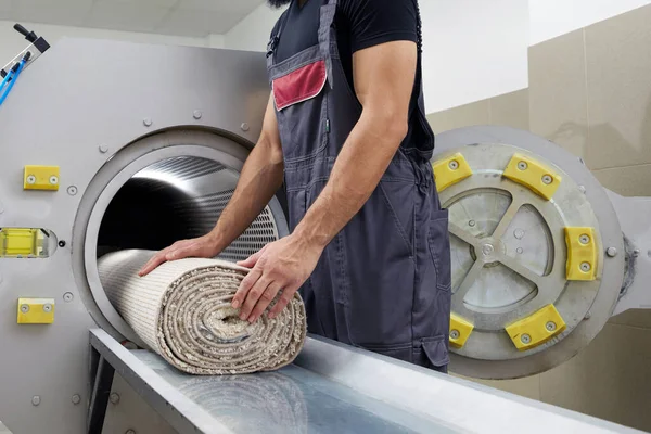 Man som driver torkmaskin för mattvätt. Tjänster avseende rengöring av mattor — Stockfoto
